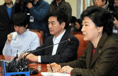 9일 오전 서울 여의도 국회에서 열린 새누리당 비상대책회의에 참석한 박근혜 비상대책위원장이  회의를 주재하고  있다./ 안훈기자 rosedale@ 2012.02.09