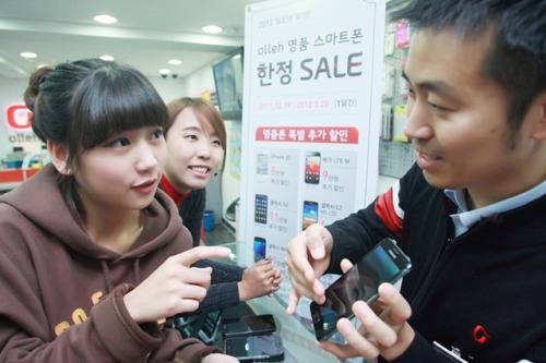 통신3사가 지난해 무선 부문에서 매출의 20% 이내로 제한한 마케팅 비용 가이드라인을 모두 위반하며 과당경쟁을 벌인 것으로 나타났다. 사진은 모 통신사 대리점에서 고객이 스마트폰 구매상담하는 모습.