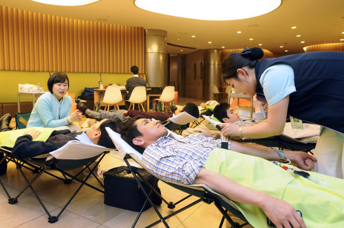 <YONHAP PHOTO-0725> 헌혈로 사랑을 전합니다 (서울=연합뉴스) 삼성생명은 9일부터 이달 말까지 전국 임직원 대상으로 헌혈 캠페인을 진행한다. 이번 헌혈 캠페인은 '헌혈, 나누는 기쁨! Happy Together!'라는 주제로 본사와 각 사업부별로 진행하며 10일까지는 서울 중구 태평로 본사에서, 2월말까지는 전국 임직원 대상으로 진행할 예정이다. 삼성생명 본사 건물에서 임직원들이 헌혈 캠페인에 참여하고 있다. 2012.2.9 << 삼성생명 >> photo@yna.co.kr/2012-02-09 09:55:55/ <저작권자 ⓒ 1980-2012 ㈜연합뉴스. 무단 전재 재배포 금지.>\r\n<YONHAP PHOTO-0725> 헌혈로 사랑을 전합니다 (서울=연합뉴스) 삼성생명은 9일부터 이달 말까지 전국 임직원 대상으로 헌혈 캠페인을 진행한다. 이번 헌혈 캠페인은 '헌혈, 나누는 기쁨! Happy Together!'라는 주제로 본사와 각 사업부별로 진행하며 10일까지는 서울 중구 태평로 본사에서, 2월말까지는 전국 임직원 대상으로 진행할 예정이다. 삼성생명 본사 건물에서 임직원들이 헌혈 캠페인에 참여하고 있다. 2012.2.9 << 삼성생명 >> photo@yna.co.kr/2012-02-09 09:55:55/ <저작권자 ⓒ 1980-2012 ㈜연합뉴스. 무단 전재 재배포 금지.>\r\n<YONHAP PHOTO-0725> 헌혈로 사랑을 전합니다 (서울=연합뉴스) 삼성생명은 9일부터 이달 말까지 전국 임직원 대상으로 헌혈 캠페인을 진행한다. 이번 헌혈 캠페인은 '헌혈, 나누는 기쁨! Happy Together!'라는 주제로 본사와 각 사업부별로 진행하며 10일까지는 서울 중구 태평로 본사에서, 2월말까지는 전국 임직원 대상으로 진행할 예정이다. 삼성생명 본사 건물에서 임직원들이 헌혈 캠페인에 참여하고 있다. 2012.2.9 << 삼성생명 >> photo@yna.co.kr/2012-02-09 09:55:55/ <저작권자 ⓒ 1980-2012 ㈜연합뉴스. 무단 전재 재배포 금지.>