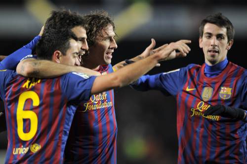 <YONHAP PHOTO-0561> Barcelona's midfielder Xavi Hernandez (L) celebrates with teammate after scoring during the Spanish Cup second leg semi-final football match FC Barcelona vs Valencia CF on February 8, 2012 at the Camp Nou stadium in Barcelona. AFP PHOTO / LLUIS GENE../2012-02-09 07:12:31/ <저작권자 ⓒ 1980-2012 ㈜연합뉴스. 무단 전재 재배포 금지.>
Barcelona’s midfielder Xavi Hernandez (left) celebrates with his teammate after scoring during the Spanish Cup second leg semifinal football match, FC Barcelona vs Valencia CF, at the Camp Nou stadium in Barcelona on Wednesday.  AFP-Yonhap News