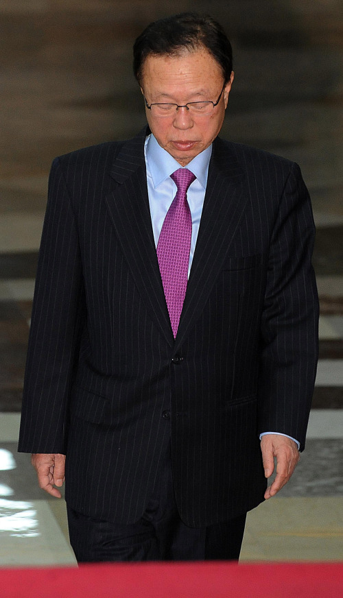 5일 오후 국회를 나서는 박희태 국회의장. 박현구 기자phko@heraldm.com 2012.01.06\r\n5일 오후 국회를 나서는 박희태 국회의장. 박현구 기자phko@heraldm.com 2012.01.06