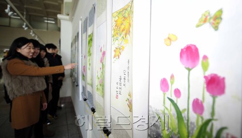동대문구청이 9일 오전 동대문구청 아트갤러리에 답십리초등학교 학생들의 방과후학교 작품을 전시하는 '한국화로 만난 동심전'을 개최해 눈길을 끌고 있다. 박해묵 기자/mook@heraldm.com\r\n동대문구청이 9일 오전 동대문구청 아트갤러리에 답십리초등학교 학생들의 방과후학교 작품을 전시하는 '한국화로 만난 동심전'을 개최해 눈길을 끌고 있다. 박해묵 기자/mook@heraldm.com\r\n동대문구청이 9일 오전 동대문구청 아트갤러리에 답십리초등학교 학생들의 방과후학교 작품을 전시하는 '한국화로 만난 동심전'을 개최해 눈길을 끌고 있다. 박해묵 기자/mook@heraldm.com\r\n서울 동대문구청 2층 다목적강당에 꾸며진 답십리 초등학교 학생들의 방과후학교 작품을 전시하는 ‘한국화로 만난 동심전’을 주민들이 감상하고 있다. 동대문구는 학생들의 학력 신장 및 소질 계발을 위해 전시회를 지원하고 있다. 박해묵 기자/mook@heraldm.com