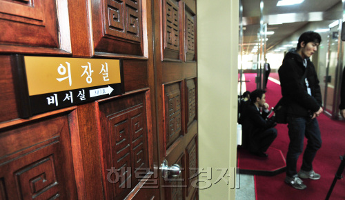 '돈봉투 의혹'을 받고 있는 박희태 국회의장이 9일 오전 국회의장직 사퇴를 발표할 예정이다. 사진은  정막감 도는 국회의장실. 박현구 기자phko@heraldm.ciom 2012.02.09\r\n'돈봉투 의혹'을 받고 있는 박희태 국회의장이 9일 오전 국회의장직 사퇴를 발표할 예정이다. 사진은  정막감 도는 국회의장실. 박현구 기자phko@heraldm.ciom 2012.02.09\r\n박희태 국회의장이 전격 사퇴한 9일 국회의장실은 마치 폭탄을 맞은 것처럼 어수선했다. 박 의장은 이승만, 이기붕, 박준규 등에 이어 국회의장 임기를  마치지 못한 역대 네 번째 의장이 됐다. 비리ㆍ부패와 연루된 현직 의장이 불명예 퇴진한 것은 박 의장이 처음이다.  박현구 기자/phko@heraldm.com