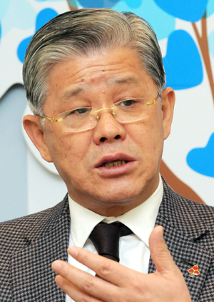 최신원, SKC 회장/“더불어 사는 사회…기부는 특권이자 행복한 책임…”