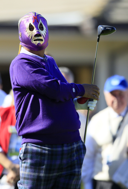 <YONHAP PHOTO-0580> Actor George Lopez wears a wrestling mask as he tees off at the first hole during the celebrity challenge at the AT&T Pebble Beach National Pro-Am golf tournament in Pebble Beach, Calif., Wednesday, Feb. 8, 2012. (AP Photo/Jeff Chiu)/2012-02-09 07:26:05/ <저작권자 ⓒ 1980-2012 ㈜연합뉴스. 무단 전재 재배포 금지.>
Actor George Lopez wears a wrestling mask as he tees off during the celebrity challenge at the AT&T Pebble Beach National Pro-Am golf tournament in Pebble Beach on Wednesday.  AP-Yonhap News
Actor George Lopez wears a wrestling mask as he tees off during the celebrity challenge at the AT&T Pebble Beach National Pro-Am golf tournament in Pebble Beach on Wednesday.  AP-Yonhap News