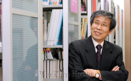 신임 한국문학번역원 김성곤 원장 인터뷰./ 안훈기자 rosedale@ 2012.02.08
Kim Seong-kon, the newly appointed director of Korean Literature Translation Institute, poses for a photo in Seoul, Wednesday.  Ahn Hoon/The Korea Herald