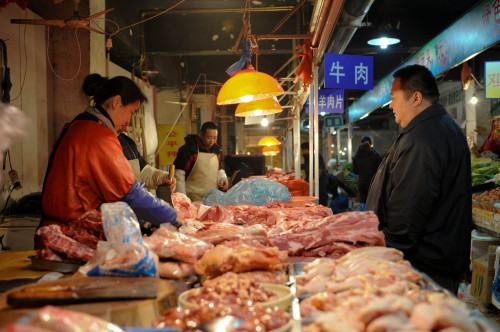 <YONHAP PHOTO-0991> (120209) -- CHANGCHUN, Feb. 9, 2012 (Xinhua) -- A citizen buys pork at a farming produce market in Changchun, capital of northeast China's Jilin Province, Feb. 9, 2012. China's consumer price index (CPI), a main gauge of inflation, rose 4.5 percent year-on-year in January, the National Bureau of Statistics (NBS) said Thursday. (Xinhua/Zhang Nan) (zgp)/2012-02-09 13:03:08/ <저작권자 ⓒ 1980-2012 ㈜연합뉴스. 무단 전재 재배포 금지.>
A citizen buys pork at a market in Changchun, capital of China’s Jilin province, Thursday.   Xinhua-Yonhap News