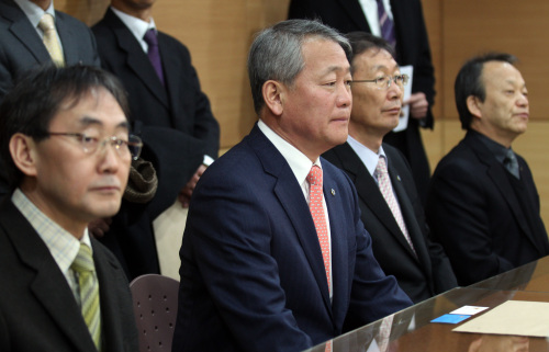 <YONHAP PHOTO-0953> 경찰 항의방문한 교총 관계자들 (서울=연합뉴스) 배정현 기자 = 안양옥 한국교원단체총연합회 회장(두번째) 등 교총 관계자들이 경찰이 학교폭력을 방관한 혐의로 교사에 대해 잇따라 수사를 벌인데 대해 항의하기 위해 9일 오전 서울 내자동 서울지방경찰청을 방문, 경찰 관계자들과 마주앉아 있다. 2012.2.9 doobigi@yna.co.kr/2012-02-09 12:26:00/ <저작권자 ⓒ 1980-2012 ㈜연합뉴스. 무단 전재 재배포 금지.>
Korean Federation of Teachers’ Association head Ahn Yang-ok (second from left) and the group’s other senior officials visit the Seoul Metropolitan Police Agency Thursday to protest the recent investigations of teachers over school violence.   Yonhap News