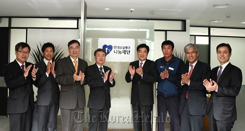 Board directors of Hyundai Oilbank’s new charity foundation including chairman Kim Chang-ki (fourth from left) and Hyundai Oilbank CEO Kwon Oh-gap (fourth from right) pose for a photo as they celebrate the launch Wednesday. Hyundai Oilbank