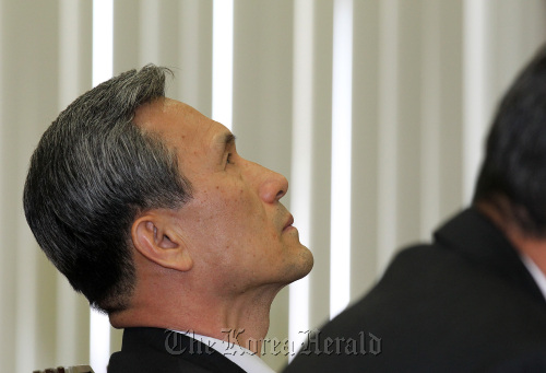 <YONHAP PHOTO-1531> 김관진, 허공응시 (서울=연합뉴스) 전수영 기자 = 김관진 국방부장관이 7일 오후 국회 국방위원회 전체회의에 참석해 회의 시작전 허공을 응시하고 있다. 이날 여야 의원들은 국방개혁법안 처리와 관련해 의견 대립을 보인채 의사일정을 진행했다. 2012.2.7 swimer@yna.co.kr/2012-02-07 15:54:00/ <저작권자 ⓒ 1980-2012 ㈜연합뉴스. 무단 전재 재배포 금지.>
Minister of National Defense Kim Kwan-jin looks up at the ceiling before the start of the National Assembly’s National Defense Committee meeting in Seoul on Tuesday.  Yonhap News