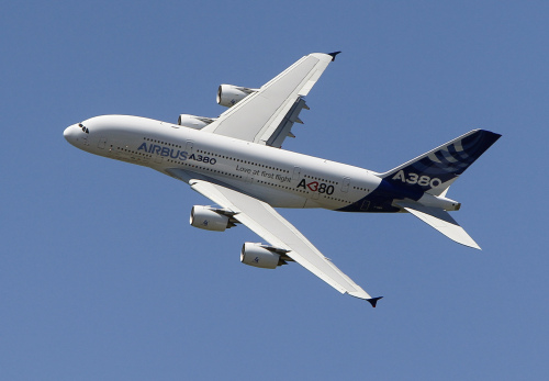 An Airbus A380 performs during a demonstration flight at the 49th Paris Air Show at Le Bourget airport, east of Paris, in June 2011.     (AP-Yonhap News)