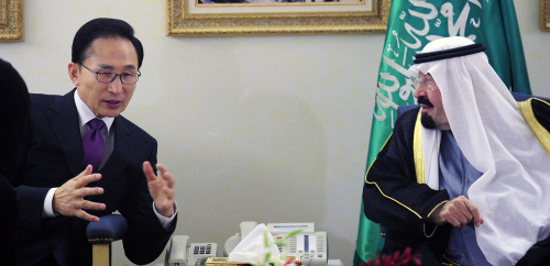President Lee Myung-bak talks with Saudi King Abdullah bin Adbul Aziz Al Saud during their summit in the Middle East nation’s capital of Riyadh on Wednesday. (Yonhap News)