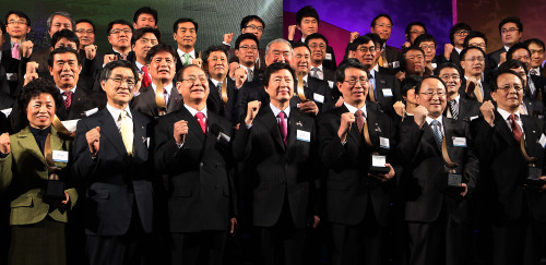 <YONHAP PHOTO-1615> '2012 대한민국 퍼스트브랜드 대상' 시상식 개최 (서울=연합뉴스) 유용석 기자 = 9일 오후 서울 한남동 그랜드하얏트 호텔에서 열린 '2012 대한민국 퍼스트브랜드 대상' 시상식에서 63개의 브랜드 본상과 5개의 브랜드 특별상 수상자들이 기념촬영을 하고있다. 2012.2.9 yalbr@yna.co.kr/2012-02-09 18:12:22/ <저작권자 ⓒ 1980-2012 ㈜연합뉴스. 무단 전재 재배포 금지.>\r\n<YONHAP PHOTO-1615> '2012 대한민국 퍼스트브랜드 대상' 시상식 개최 (서울=연합뉴스) 유용석 기자 = 9일 오후 서울 한남동 그랜드하얏트 호텔에서 열린 '2012 대한민국 퍼스트브랜드 대상' 시상식에서 63개의 브랜드 본상과 5개의 브랜드 특별상 수상자들이 기념촬영을 하고있다. 2012.2.9 yalbr@yna.co.kr/2012-02-09 18:12:22/ <저작권자 ⓒ 1980-2012 ㈜연합뉴스. 무단 전재 재배포 금지.>\r\n<YONHAP PHOTO-1615> '2012 대한민국 퍼스트브랜드 대상' 시상식 개최 (서울=연합뉴스) 유용석 기자 = 9일 오후 서울 한남동 그랜드하얏트 호텔에서 열린 '2012 대한민국 퍼스트브랜드 대상' 시상식에서 63개의 브랜드 본상과 5개의 브랜드 특별상 수상자들이 기념촬영을 하고있다. 2012.2.9 yalbr@yna.co.kr/2012-02-09 18:12:22/ <저작권자 ⓒ 1980-2012 ㈜연합뉴스. 무단 전재 재배포 금지.>