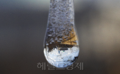 55년만의 혹한의 날씨와 유럽발 경제위기와 경제사정 또한 꽁꽁 얼어붙은 겨울이다. 정치 또한 마찬가지이다. 박희태 국회의장이 전대 돈봉투 사건으로 사퇴한 국회는 쇄신 열풍에 휩싸여있다. 19대총선을 앞두고 국회는 쇄신이라는 덫에 갇혀 버린듯하다.  ( 니콘D3, 60mm마이크로렌즈, ISO 1250, 1/320s, f-29 )  박해묵 기자 mook@heraldm.com\r\n여의도 국회가 쇄신의 덫에 걸려 있다. 4ㆍ11 총선을 앞두고 인적 청산, 정책 변화라는 두 마리 토끼를 쫓고 있는 국회는 숨가쁘게 돌아가고 있다. 전세계적인 화두로 대두된 양극화 문제를 극복하겠다고 나선 국회는 그러나 포퓰리즘 공약을 남발, 조만간 나라 곳간을 거덜낼 것이라는 비판에 직면해 있다. 사진은 국회와 63빌딩 사이의 건물에 걸려 있는 고드름을 통해 투영된 국회의사당. (니콘D3, 60mm마이크로렌즈, ISO 1250, 1/320s, f-29 )  박해묵 기자 mook@