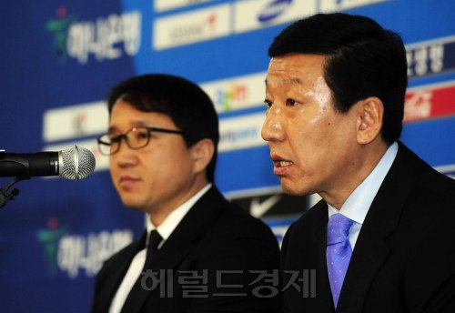 최강희 축구국가대표감독이 10일 오전 10시 서울 신문로 축구회관 1층에서 기자회견을 열고 우즈베키스탄과의 평가전과 쿠웨이트와의 2014 브라질월드컵 아시아지역 3차예선 최종전에 나설 26명의 대표팀 명단을 발표하고 있다. 박해묵 기자/mook@heraldm.com\r\n최강희 축구국가대표감독이 10일 오전 10시 서울 신문로 축구회관 1층에서 기자회견을 열고 우즈베키스탄과의 평가전과 쿠웨이트와의 2014 브라질월드컵 아시아지역 3차예선 최종전에 나설 26명의 대표팀 명단을 발표하고 있다. 박해묵 기자/mook@heraldm.com\r\n최강희 축구국가대표감독이 10일 오전 10시 서울 신문로 축구회관 1층에서 기자회견을 열고 우즈베키스탄과의 평가전과 쿠웨이트와의 2014 브라질월드컵 아시아지역 3차예선 최종전에 나설 26명의 대표팀 명단을 발표하고 있다. 박해묵 기자/mook@heraldm.com\r\n최강희 감독이 10일 오전 축구협회 1층에서 기자회견을 갖고 29일 쿠웨이트전에 나설 대표팀 소집 명단을 발표하고 있다.  박해묵 기자/mook@heraldm.com