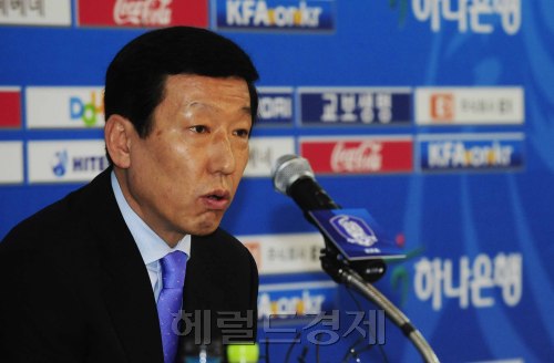 최강희 축구국가대표감독이 10일 오전 10시 서울 신문로 축구회관 1층에서 기자회견을 열고 우즈베키스탄과의 평가전과 쿠웨이트와의 2014 브라질월드컵 아시아지역 3차예선 최종전에 나설 26명의 대표팀 명단을 발표하고 있다. 박해묵 기자/mook@heraldm.com\r\n최강희 축구국가대표감독이 10일 오전 10시 서울 신문로 축구회관 1층에서 기자회견을 열고 우즈베키스탄과의 평가전과 쿠웨이트와의 2014 브라질월드컵 아시아지역 3차예선 최종전에 나설 26명의 대표팀 명단을 발표하고 있다. 박해묵 기자/mook@heraldm.com\r\n최강희 축구국가대표감독이 10일 오전 10시 서울 신문로 축구회관 1층에서 기자회견을 열고 우즈베키스탄과의 평가전과 쿠웨이트와의 2014 브라질월드컵 아시아지역 3차예선 최종전에 나설 26명의 대표팀 명단을 발표하고 있다. 박해묵 기자/mook@heraldm.com