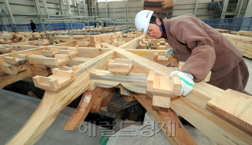 숭례문 화재 4주기 복원현장 공개/안훈기자 rosedale@ 2012.02.10\r\n숭례문 화재 4주기 복원현장 공개/안훈기자 rosedale@ 2012.02.10\r\n2월 10일은 민족의 자긍심, 숭례문이 방화로 소실된 지 4주년이 되는 날. 이날 공개된 숭례문 복원공사 현장에서 공사 관계자들이 한창 작업을 진행하고 있다. 숭례문 복원사업에는 총 168억원의 예산과 2만5600여명이 투입돼, 현재 전체 공정의 약 75%를 완료했다. 문화재청은 연내 복원 작업을 끝낼 계획이다.  안훈 기자/rosedale@heraldm.com