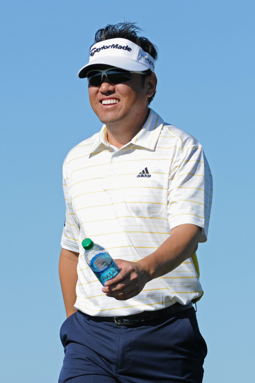 <YONHAP PHOTO-0500> PEBBLE BEACH, CA - FEBRUARY 09: Charlie Wi of South Korea smiles as he walks off the 13th tee during the AT&T Pebble Beach National Pro-Am the Monterey Peninsula Country Club (Shore Course) on February 9, 2012 in Pebble Beach, California. Harry How/Getty Images/AFP== FOR NEWSPAPERS, INTERNET, TELCOS & TELEVISION USE ONLY ==../2012-02-10 08:59:08/ <저작권자 ⓒ 1980-2012 ㈜연합뉴스. 무단 전재 재배포 금지.>
Charlie Wi of Korea walks off the 13th tee.  AFP-Yonhap News