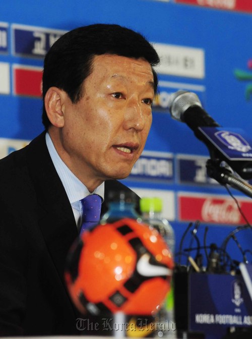 최강희 축구국가대표감독이 10일 오전 10시 서울 신문로 축구회관 1층에서 기자회견을 열고 우즈베키스탄과의 평가전과 쿠웨이트와의 2014 브라질월드컵 아시아지역 3차예선 최종전에 나설 26명의 대표팀 명단을 발표하고 있다. 박해묵 기자/mook@heraldm.com
Korea head coach Choi Kang-hee speaks during a press conference in Seoul on Friday.
Park Hae-mook/The Korea Herald