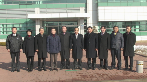 <YONHAP PHOTO-1351> 외통위, 남북특위 개성공단 방문 (서울=연합뉴스) 외교통상통일위원회와 남북관계발전특별위원회 대표단이 10일 개성공업지구를 방문해 기념촬영을 하고 있다. 왼쪽 두번째부터 민주통합당 박선숙, 민주통합당 김동철, 새누리당 남경필, 민주통합당 박주선, 새누리당 김충환, 새누리당 구상찬, 새누리당 김성수, 새누리당 이정현 의원. 2012.2.10 << 통일부 >>/2012-02-10 17:11:13/ <저작권자 ⓒ 1980-2012 ㈜연합뉴스. 무단 전재 재배포 금지.>
Eight South Korean lawmakers pose for a photo during their visit to the Gaeseong Industrial Complex in North Korea on Friday. From second left are Rep. Park Sun-sook of the Democratic United Party, DUP Rep. Kim Dong-chul, Rep. Nam Kyung-pil of the Saenuri Party, DUP Rep. Park Joo-seon and Saenuri Reps. Kim Choong-hwan, Koo Sang-chan, Kim Seong-soo and Lee Jung-hyun.  Ministry of Unification