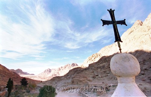 In this Wednesday, Jan. 7, 1998 file photo, the shadow of Mount Sinai stretches across the valley at the foot of the Greek Orthodox Monastery of St. Catherine in the Sinai peninsula some 240 miles southeast of Cairo, Egypt. (AP-Yonhap News)
