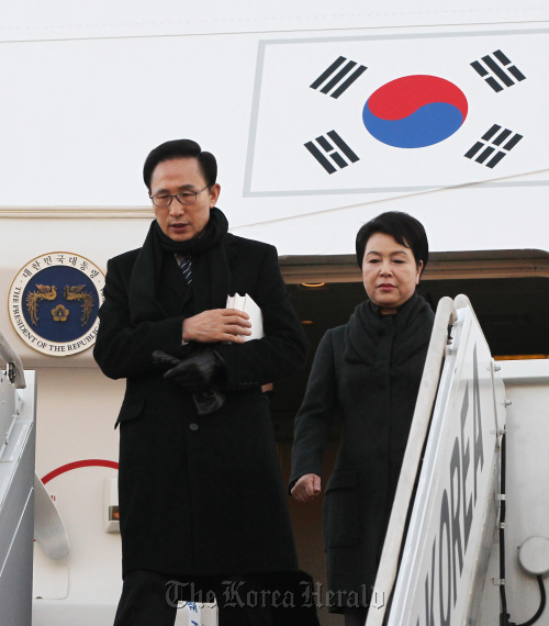President Lee Myung-bak and first lady Kim Yun-ok leave an airplane at Seoul Airport on Saturday after a week-long visit to Turkey and three Middle Eastern countries. (Yonhap News)