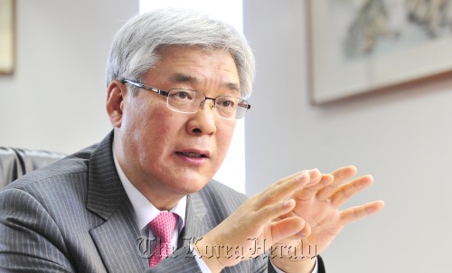 National Emergency Management Agency Administrator Li Ki-hwan talks about Korea’s role in international search and rescue at his office in Seoul.  Kim Myung-sub/The Korea Herald