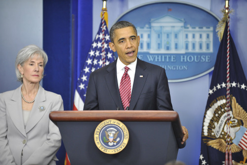<YONHAP PHOTO-0119> (120210) -- WASHINGTON, Feb. 10, 2012 (Xinhua) -- U.S. President Barack Obama (R), accompanied by Human Services Secretary Kathleen Sebelius, delivers a statement at the White House in Washington D.C., capital of the United States, Feb. 10, 2012. Obama on Friday announced a compromise that aimed at soothing the concerns of religious organizations over a new federal rule that requies most religious-affiliated employers to provide free birth control coverage. (Xinhua/Zhang Jun) (zx)/2012-02-11 04:54:49/ <저작권자 ⓒ 1980-2012 ㈜연합뉴스. 무단 전재 재배포 금지.>
U.S. President Barack Obama, accompanied by Human Services Secretary Kathleen Sebelius, delivers a statement at the White House in Washington, D.C., Friday.      Xinhua-Yonhap News