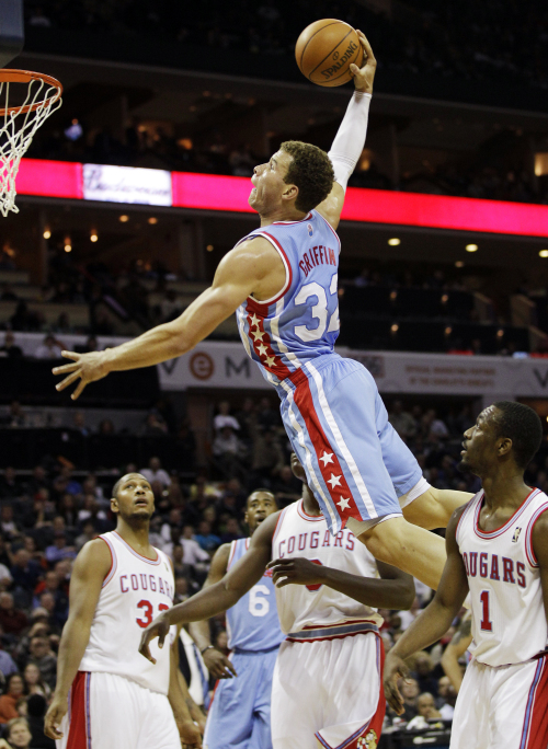 <YONHAP PHOTO-0914> Los Angeles Clippers' Blake Griffin (32) goes up to dunk as Charlotte Bobcats' Kemba Walker (1), Bismack Biyombo (0), and Boris Diaw (32) look on during the second half of an NBA basketball game in Charlotte, N.C., Saturday, Feb. 11, 2012. (AP Photo/Chuck Burton)/2012-02-12 11:07:54/ <저작권자 ⓒ 1980-2012 ㈜연합뉴스. 무단 전재 재배포 금지.>
Los Angeles Clippers forward Blake Griffin dunks against the Charlotte Bobcats.  AP-Yonhap News