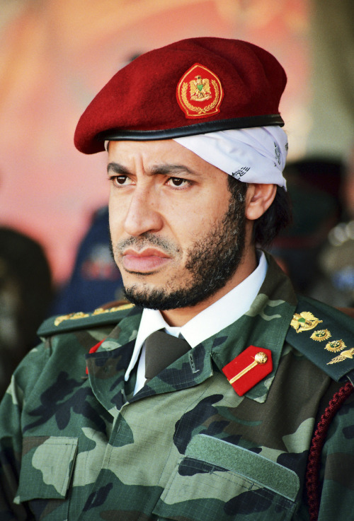 <YONHAP PHOTO-1297> FILE - In this undated file photo made available on Sunday Sept. 25, 2011, Al-Saadi Gadhafi, son of the late Libyan leader Moammar Gadhafi, watches a military exercise by the elite military unit commanded by his brother, Khamis, in Zlitan, Libya. Libya has asked Niger to hand over one of Moammar Gadhafi's sons living under house arrest in the neighboring African nation after he warned his homeland was facing a new uprising. Mohammed Hareizi, spokesman for the ruling National Transitional Council, said Saturday that Niger must comply with the request to extradite Al-Saadi Gadhafi and other officials to "preserve its relationship and interests" in Libya. (AP Photo/Abdel Magid al-Fergany, File)/2012-02-11 23:28:27/ <저작권자 ⓒ 1980-2012 ㈜연합뉴스. 무단 전재 재배포 금지.>
Al-Saadi Gadhafi, son of the late Libyan leader Moammar Gadhafi   AP-Yonhap News
