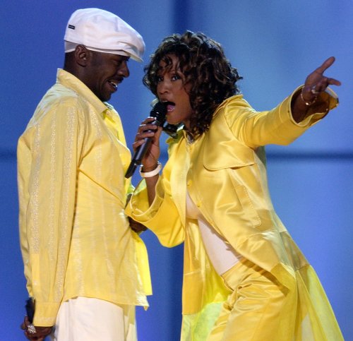 <YONHAP PHOTO-0785> FILE - In this May 22, 2003, file photo, Whitney Houston, right, and her husband, Bobby Brown, perform during the "VH1 Divas" duets show in Las Vegas. Publicist Kristen Foster said, Saturday, Feb. 11, 2012, that singer Whitney Houston has died at age 48. (AP Photo/Joe Cavaretta, File)/2012-02-12 10:03:33/ <저작권자 ⓒ 1980-2012 ㈜연합뉴스. 무단 전재 재배포 금지.>
In this May 22, 2003, file photo, Whitney Houston (right) and then husband, Bobby Brown, perform during the “VH1 Divas” duets show in Las Vegas.  AP-Yonhap News