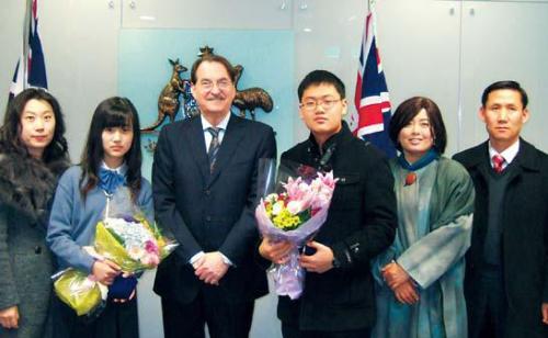 Australian Ambassador Sam Gerovich (center left) with Lee Dayeon
(second right) and Ryoo Sang-woo (center right) after
awarding math medals at his embassy on Wednesday.
(Australian Embassy)