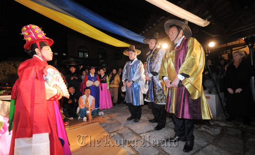 유럽상공회의소 대보름 맞이 제례행사./ 안훈기자 rosedale@ 2012.02.06
A shaman priestess (left) wishes for a fruitful year filled with good luck for the EUCCK members in attendance. Representing the European Union Chamber of Commerce are (from left to right) vice president Wolfgang Slawinski, president of Merck Juergen Koenig and EUCCK president Jean-Luc Valerio. Ahn Hoon/The Korea Herald