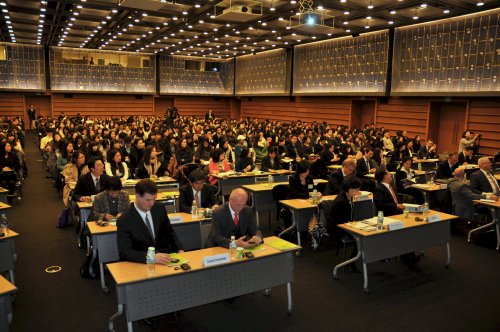 Nearly 900 young people listened to presentations by key businesspeople at the Interchamber Global Career Forum in Seoul on Feb. 9. Yoav Cerralbo/The Korea Herald