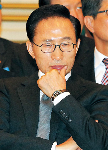 이명박, 대통령/MB는 왜 빵을 자르나