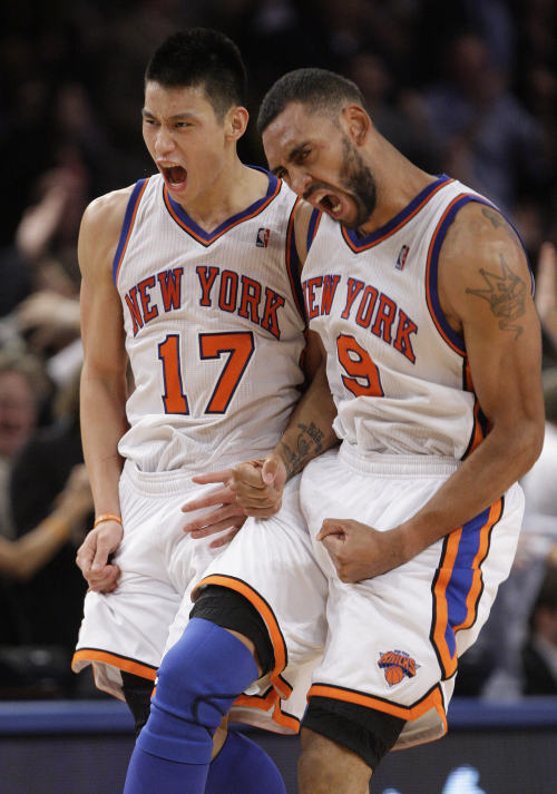 <YONHAP PHOTO-0710> New York Knicks' Jeremy Lin (17) and teammate Jared Jeffries (9) reacts after a play during the second half of an NBA basketball game against the Los Angeles Lakers Friday, Feb. 10, 2012, in New York. Lin scored 38 points as the Knicks won the game 92-85. (AP Photo/Frank Franklin II)/2012-02-11 14:01:46/ <저작권자 ⓒ 1980-2012 ㈜연합뉴스. 무단 전재 재배포 금지.>
New York Knicks guard Jeremy Lin (left) and forward Jared Jeffries have been enjoying the current winning streak.  AP-Yonhap News