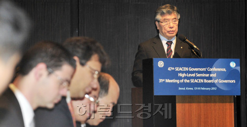 김중수 한국은행 총재가 23일 오전 서울 장충동 신라호텔에서 열린 제47차 SEACEN(동남아시아 중앙은행 기구)총재회의에서 개회사를 하고 있다.<br />김명섭 기자 msiron@