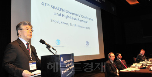김중수 한국은행 총재가 23일 오전 서울 장충동 신라호텔에서 열린 제47차 SEACEN(동남아시아 중앙은행 기구)총재회의에서 개회사를 하고 있다.<br />김명섭 기자 msiron@
Bank of Korea Gov. Kim Choong-soo (left) delivers an opening speech at the SEACEN Governor’s Conference and High-Level Seminar held at a hotel in Seoul on Monday. Kim Myung-sub/The Korea Herald