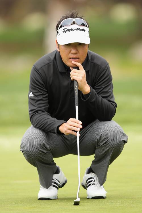 <YONHAP PHOTO-0148> PEBBLE BEACH, CA - FEBRUARY 12: Charlie Wi of South Korea lines up his putt on the second hole during the final round of the AT&T Pebble Beach National Pro-Am at Pebble Beach Golf Links on February 12, 2012 in Pebble Beach, California. Ezra Shaw/Getty Images/AFP== FOR NEWSPAPERS, INTERNET, TELCOS & TELEVISION USE ONLY ==../2012-02-13 05:32:28/ <저작권자 ⓒ 1980-2012 ㈜연합뉴스. 무단 전재 재배포 금지.>
Korea’s Charlie Wi lines up a putt on Sunday.  AFP-Yonhap News