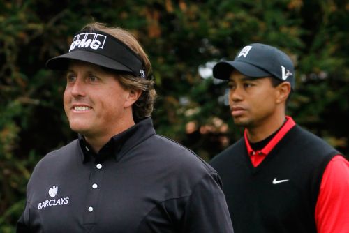 <YONHAP PHOTO-0181> PEBBLE BEACH, CA - FEBRUARY 12: (L-R)Phil Mickelson and Tiger Woods are seen on the second tee during the final round of the AT&T Pebble Beach National Pro-Am at Pebble Beach Golf Links on February 12, 2012 in Pebble Beach, California. Jeff Gross/Getty Images/AFP== FOR NEWSPAPERS, INTERNET, TELCOS & TELEVISION USE ONLY ==../2012-02-13 05:45:27/ <저작권자 ⓒ 1980-2012 ㈜연합뉴스. 무단 전재 재배포 금지.>
Phil Mickelson (left) and Tiger Woods survey the second tee on Sunday.  AFP-Yonhap News