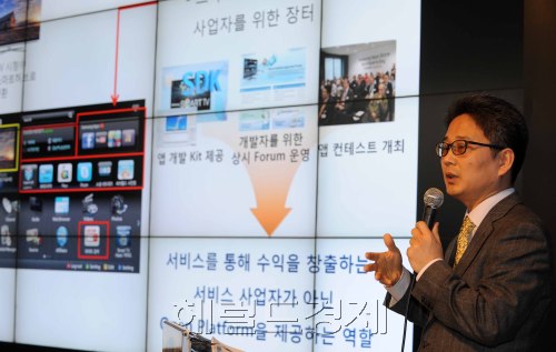 13일 오전 서초동 삼성사옥 딜라이트룸에서 삼성스마트TV 인터넷 접속 차단과 관련하여 삼성전자의 입장을 표명하는 기자회견이 열렸다.<br />이상섭 기자 babtong@heraldm.com 2012.02.13\r\n삼성전자는 13일 KT에 대해 스마트TV 인터넷 접속 차단을 즉각 철회하라고 촉구했다.  이상섭 기자/babtong@