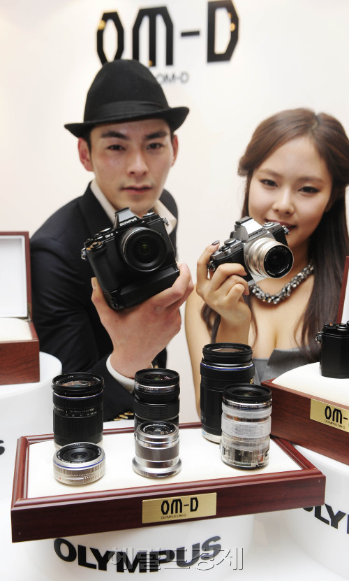 올림푸스한국이 13일 오전 서울 플라자호텔에서 플래그십 하이브리드 DSLR카메라 "OLYMPUS OM-D'를 선보이고 있다. 박해묵 기자/mook@heraldm.com\r\n올림푸스한국이 13일 오전 서울 플라자호텔에서 플래그십 하이브리드 DSLR카메라 "OLYMPUS OM-D'를 선보이고 있다. 박해묵 기자/mook@heraldm.com