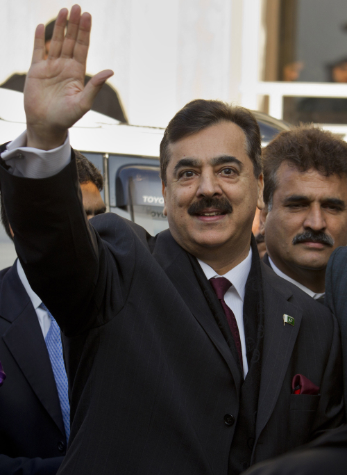 <YONHAP PHOTO-1325> FILE - In this Jan. 19, 2012 file photo, Pakistani Prime Minister Yousuf Raza Gilani waves upon his arrival at the Supreme Court in Islamabad, Pakistan. Pakistan's top court on Friday, Feb. 10, 2012 has rejected an appeal by the prime minister against a contempt of court charge. The Court said it would charge Gilani unless he obeys its order to reopen a corruption case against the country's president. (AP Photo.B.K.Bangash, File)/2012-02-10 16:53:29/ <저작권자 ⓒ 1980-2012 ㈜연합뉴스. 무단 전재 재배포 금지.>
Pakistani Prime Minister Yousuf Raza Gilani
AP-Yonhap News