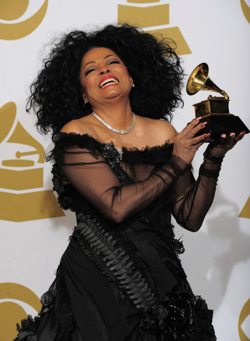 <YONHAP PHOTO-0956> Diana Ross poses backstage with her Lifetime Achievement award at the 54th annual Grammy Awards on Sunday, Feb. 12, 2012 in Los Angeles. (AP Photo/Mark J. Terrill)/2012-02-13 13:56:52/ <저작권자 ⓒ 1980-2012 ㈜연합뉴스. 무단 전재 재배포 금지.>
Diana Ross poses backstage with her Lifetime Achievement award.   AP-Yonhap News