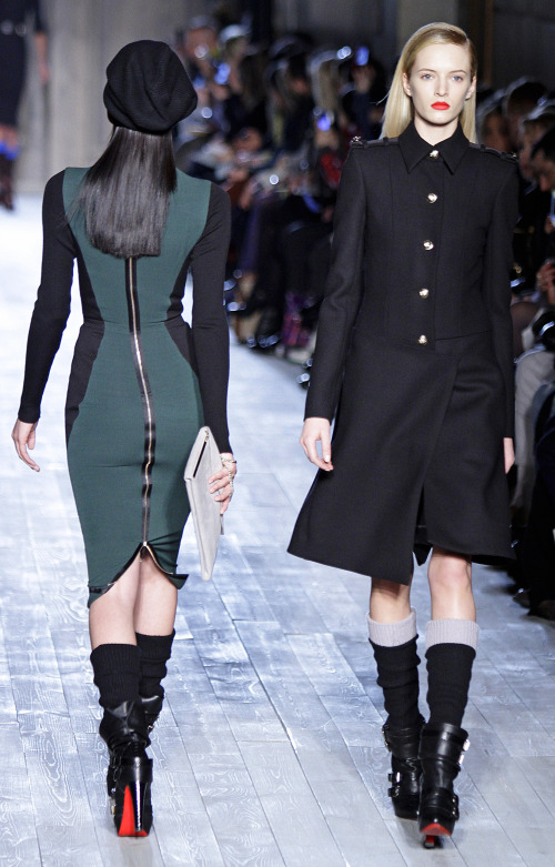 <YONHAP PHOTO-0126> Fashion from the Fall 2012 collection of Victoria Beckham is modeled on Sunday, Feb. 12, 2012 in New York. (AP Photo/Bebeto Matthews)/2012-02-13 02:30:35/ <저작권자 ⓒ 1980-2012 ㈜연합뉴스. 무단 전재 재배포 금지.>
Fashion from the Fall 2012 collection of Victoria Beckham is modeled on Sunday in New York.  AP-Yonhap News
