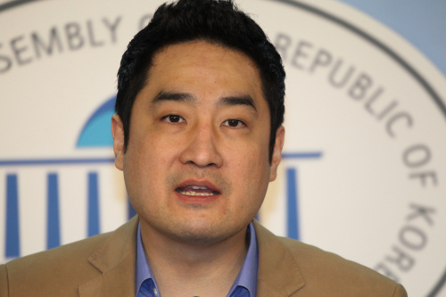 강용석, 강용석 법률사무소 (변호사), 지식경제위원회 (위원)/Kang Yong-seok accuses Ahn Cheol-soo over illegal accumulation of wealth