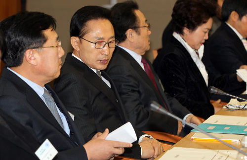 이명박, 대통령/Lee hints at veto of bill on savings bank compensation/(연합)