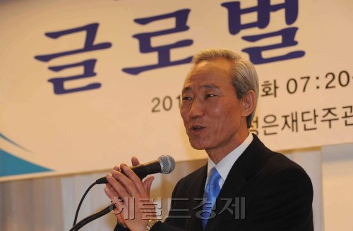 글로벌리더스포럼(회장 김성은)은 14일 오전 강남팰리스호텔에서 김종훈 전 통상교섭본부장을 초청 FTA추진과정과 한국경제에 미치는 영향에 대한 조찬 강연회를 가졌다. 이날 김본부장은 "글로벌 지구촌시대에 세계시장과의 교역은 필수불가결한 사안"이라며 우리사회리더들 역활을 강조했다.<br />이상섭 기자 babtong@heraldm.com 2012.02.14\r\n글로벌리더스포럼(회장 김성은)은 14일 오전 강남팰리스호텔에서 김종훈 전 통상교섭본부장을 초청 FTA추진과정과 한국경제에 미치는 영향에 대한 조찬 강연회를 가졌다. 이날 김본부장은 "글로벌 지구촌시대에 세계시장과의 교역은 필수불가결한 사안"이라며 우리사회리더들 역활을 강조했다.\n이상섭 기자 babtong@heraldm.com 2012.02.14