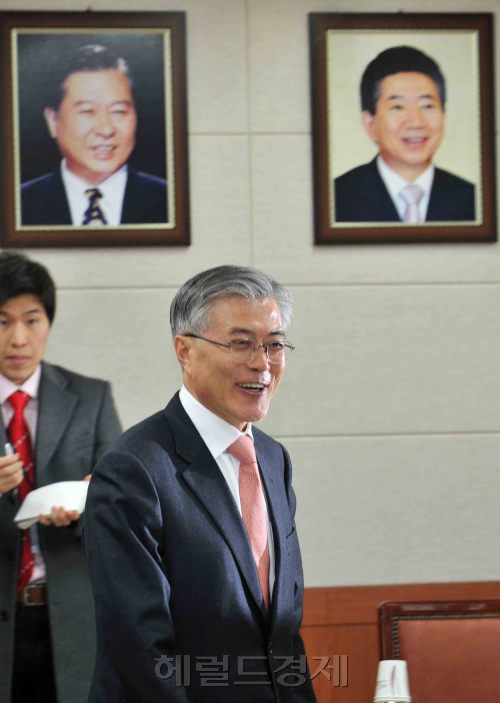 13일 영등포 민주당사에서 열린 민주당 공천심사 예비후보로 참석한 문재인 노무현재단 이사장이 밝은 표정으로 자리로 향하고 있다./국회사진기자단.\r\n13일 영등포 민주당사에서 열린 민주당 공천심사 예비후보로 참석한 문재인 노무현재단 이사장이 밝은 표정으로 자리로 향하고 있다./국회사진기자단.\r\n야권의 유력 대선주자로 부상한 문재인 노무현재단 이사장이 13일 영등포 민주통합당사에서 열린 오찬 간담회에서 “선거판이 커지면 커질수록 더 바람직하고 제가 바라는 효과를 얻을 수 있을 것”이라며 4ㆍ11 총선에 대한 강한 자신감을 드러냈다.  ［국회사진공동취재단］