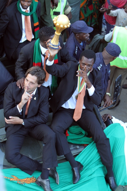 <YONHAP PHOTO-0313> Zambian national soccer players display the Africa Cup trophy as fans celebrate their teams victory during a parade in Lusaka, Zambia, Monday, Feb. 13, 2012. Zambia beat Ivory Coast 8 - 7 in a penalty shoot out to clinch the title. Thousands of Zambians thronged the streets of the capital Lusaka to welcome the team home. (AP Photo/Tsvangirayi Mukwazhi)/2012-02-14 06:17:29/ <저작권자 ⓒ 1980-2012 ㈜연합뉴스. 무단 전재 재배포 금지.>
Zambian national team players and coaches celebrate with the African Cup during a parade in Lusaka, Zambia, Monday.
AP-Yonhap News
